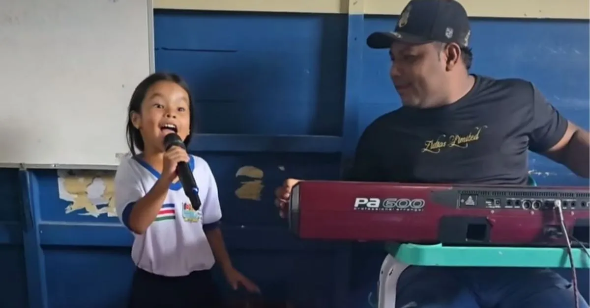 A pequena exibe simpatia e muito talento na hora de cantar