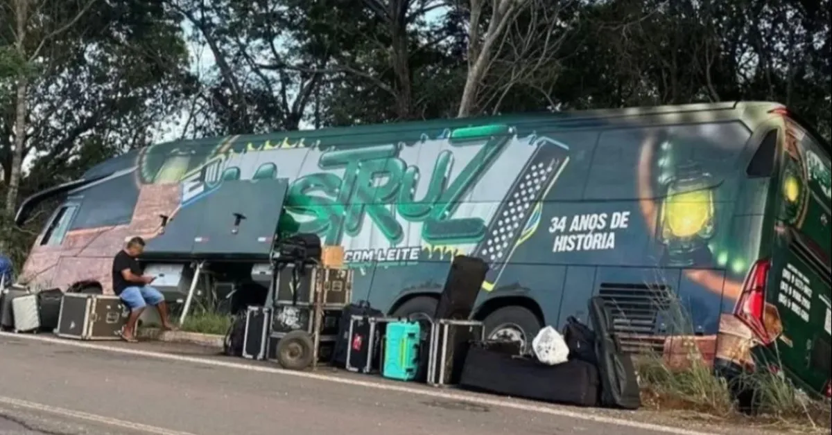 Motorista do ônibus da banda perdeu o controle e saiu da pista