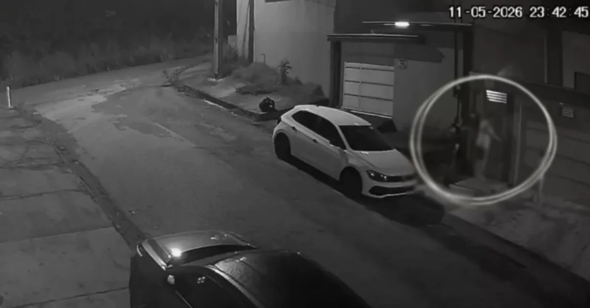 Mal desceram do veículo, as vítimas foram atacadas pelo criminoso