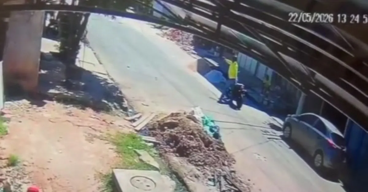 Câmera de monitoramento registrou o momento dos tiros feitos pelo motociclista