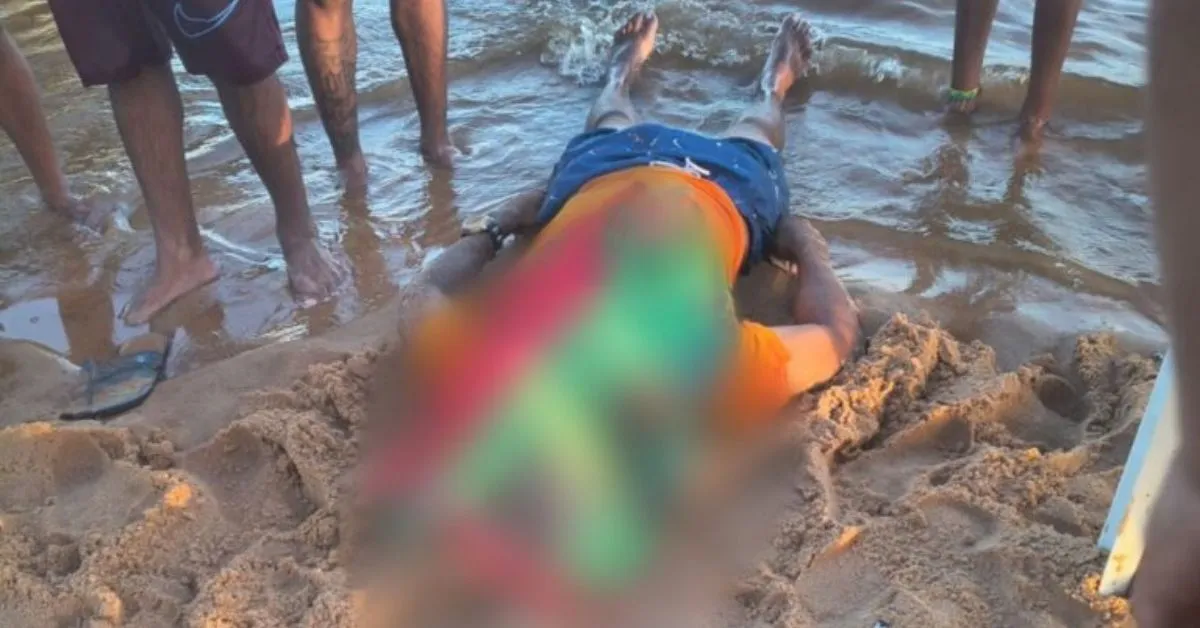 O corpo ficou exposto na areia da praia do Tucunaré