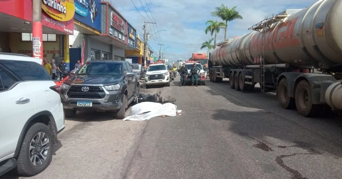 O corpo ficou exposto ao chão, ao lado da carreta