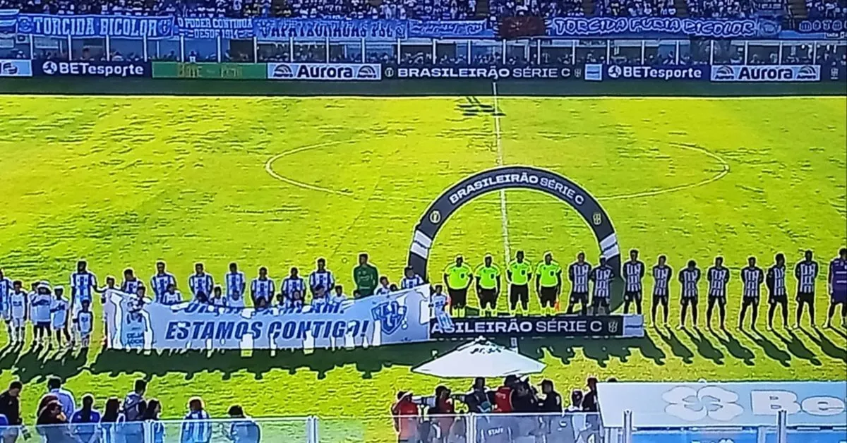 A homenagem foi feita durante a foto antes do inicio da partida contra a Inter de Limeira