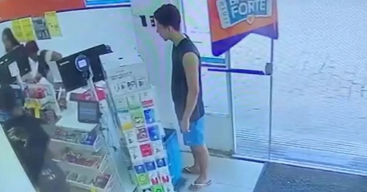 A dupla já chegou anunciando o assalto dentro da farmácia
