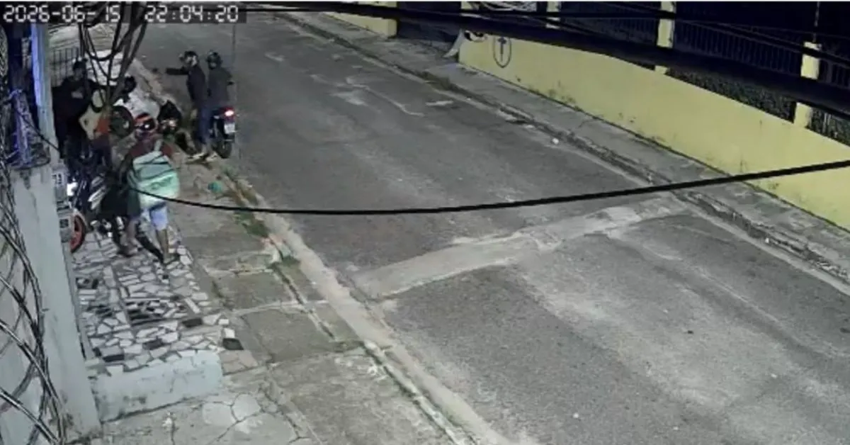 Momento em que os suspeitos anunciam o assalto, mas não esperavam reação do entregador