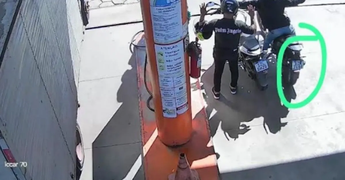 O suspeito assaltou funcionário do posto em motocicleta com placa adulterada, mas logo foi encontrado pela polícia