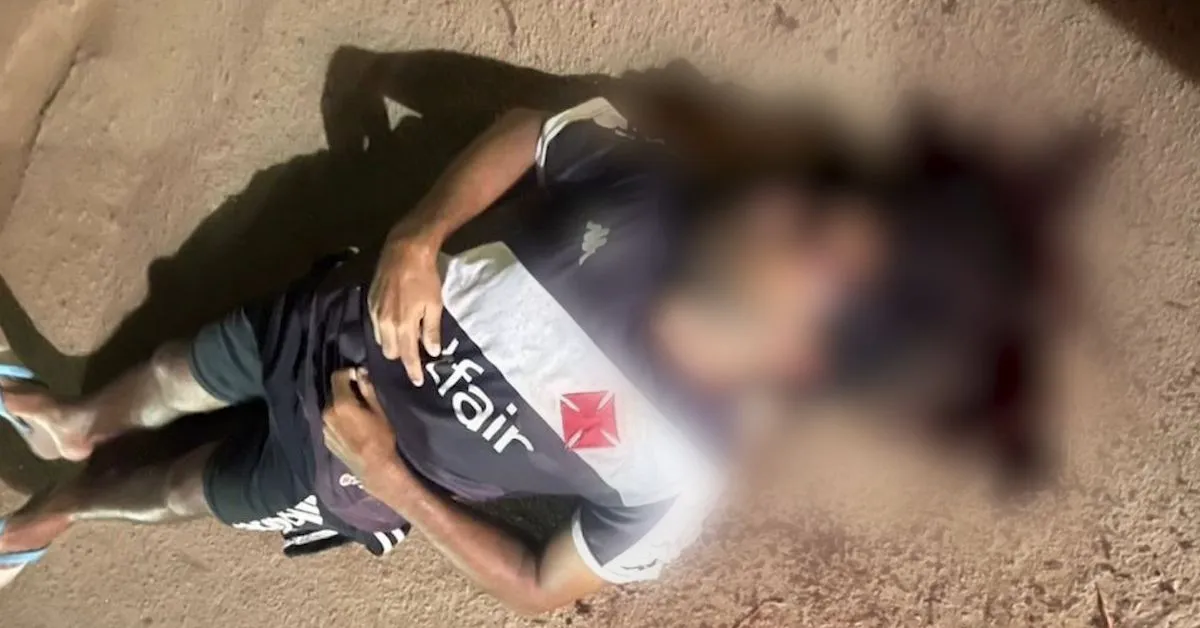 O homem tentou defender a mulher, mas acabou sofrendo um ataque com pauladas e predadas de um grupo