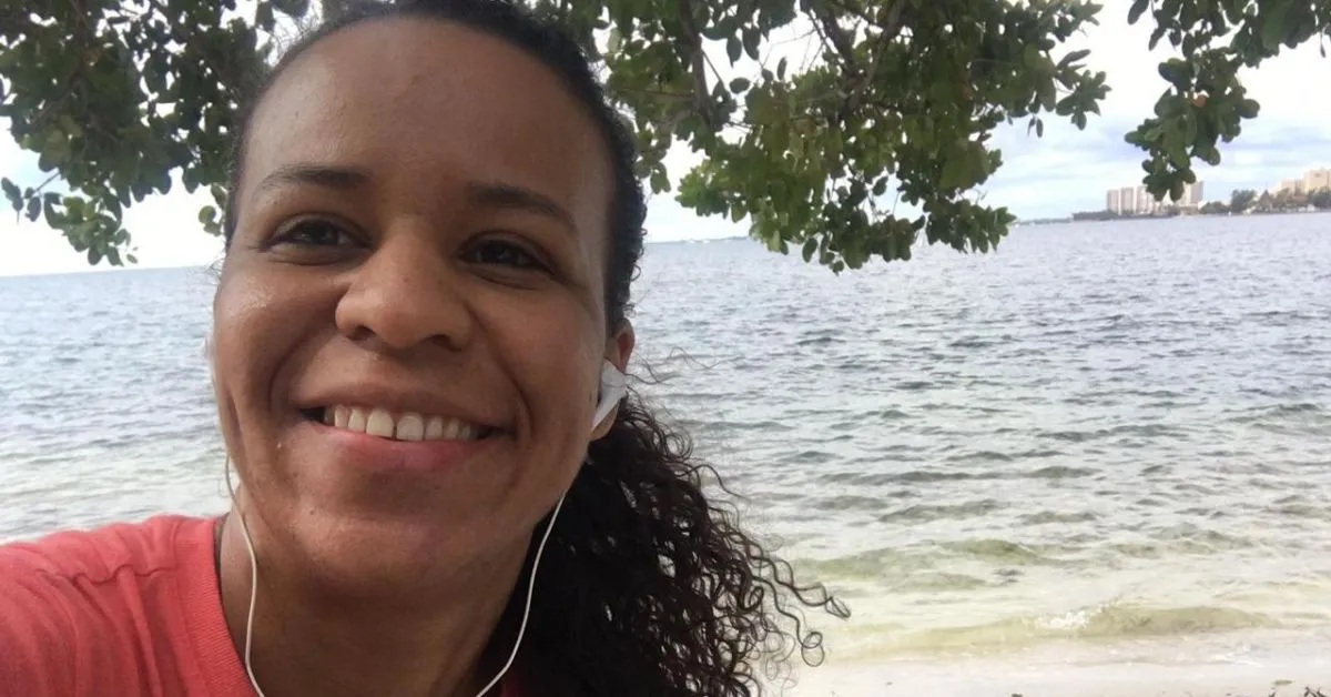 A mulher mora há mais de 10 anos no exterior e agora a família quer trazê-la de volta