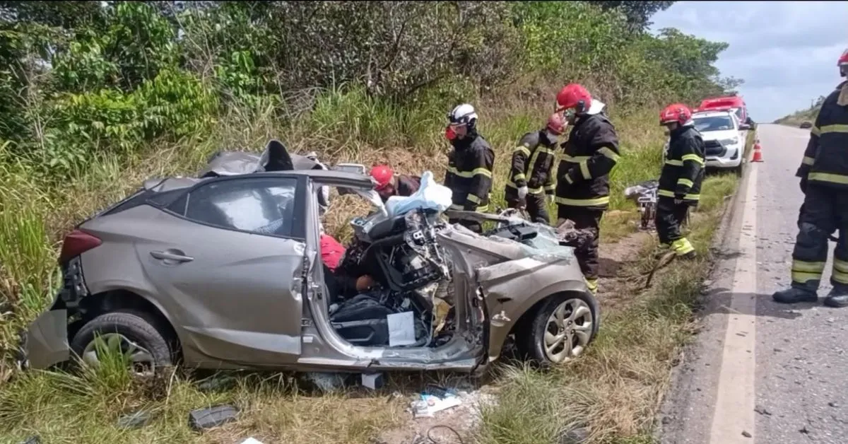 O carro da vítima ficou completamente destruído com o impacto