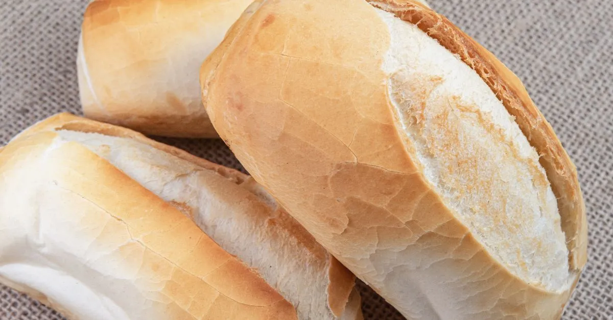 O pão francês velho pode ser reaproveitado de maneira crocante