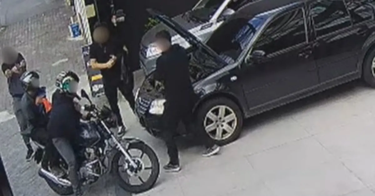 Os dois amigos chegaram na motocicleta "anunciando" o assalto