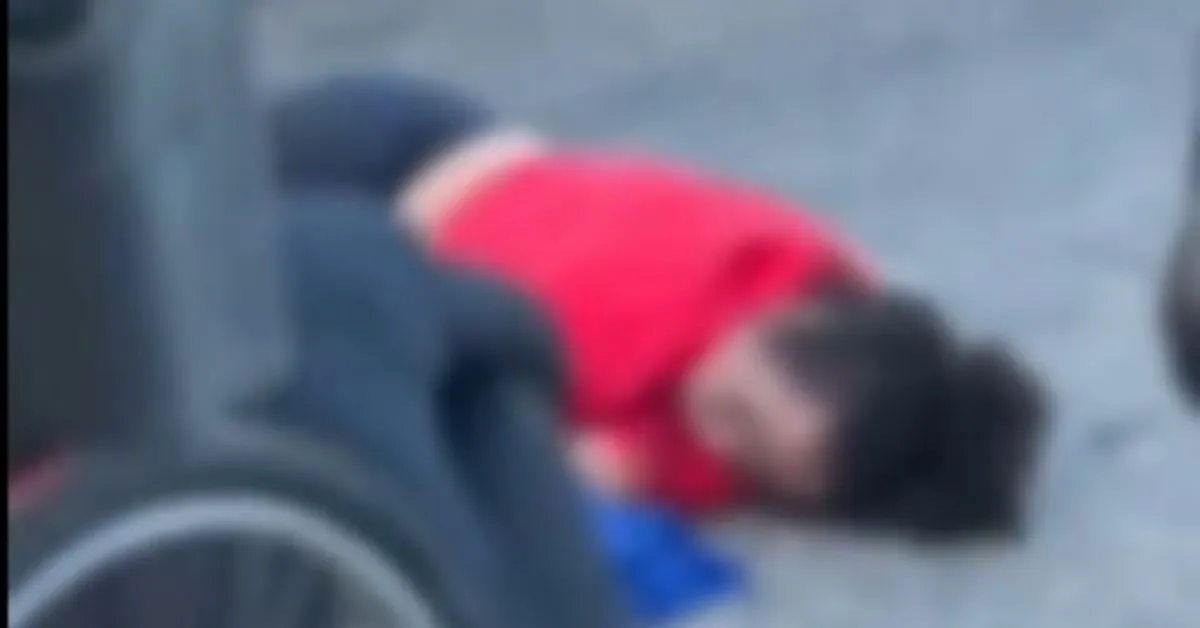 A mulher caiu depois que a motocicleta foi batida pela carreta