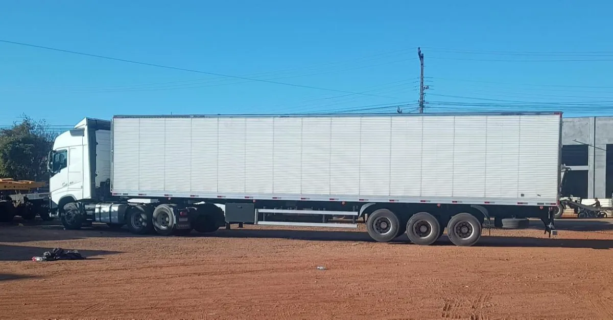 A droga estava sendo transportada no teto do baú do caminhão