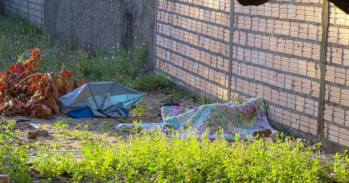 Mulher foi encontrada no início da manhã deste sábado (25)