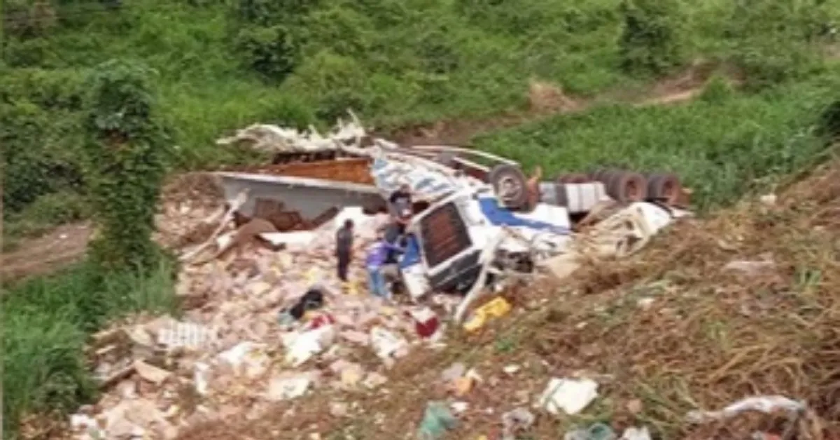 O caminhão despencou no barranco e ficou completamente destruído