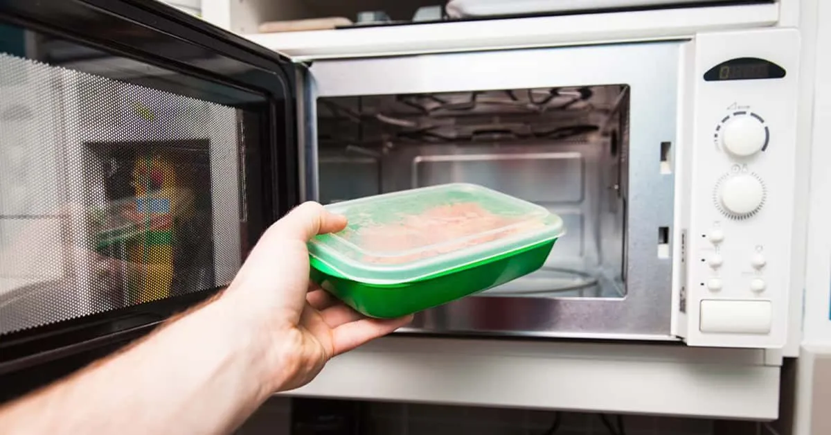 É preciso ficar atento aos materiais que podem ir no micro-ondas.