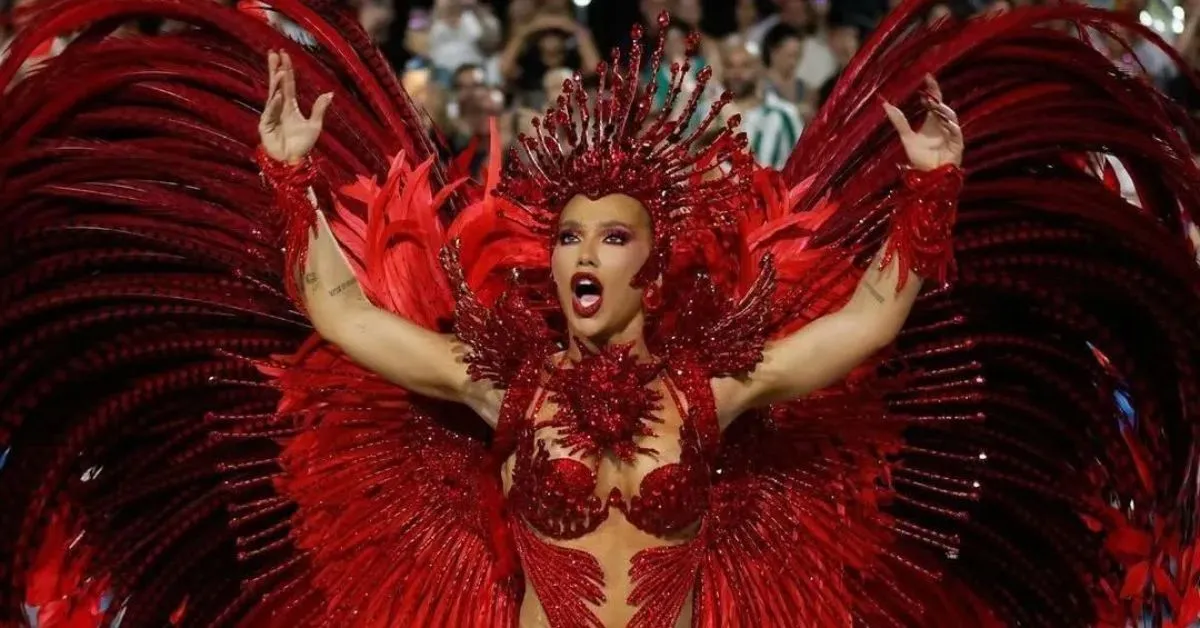 Virginia substituiu Paolla Oliveira no posto de rainha de bateria da Grande Rio.