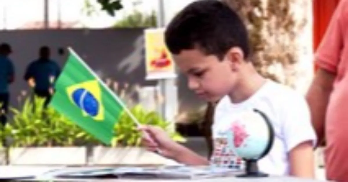 Anglerry Otávio tem interesse por futebol e geografia internacional.