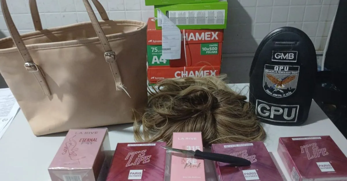 O homem usava um vestido, uma bolsa e uma peruca loira no momento da ação criminosa.
