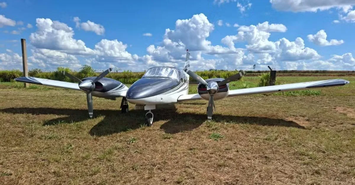 Durante a vistoria, os agentes constataram que o avião havia recebido uma nova pintura e estava utilizando um prefixo diferente do original.