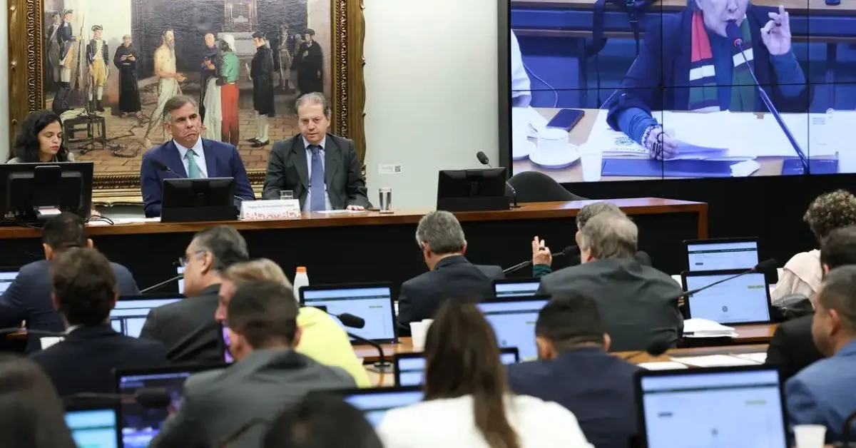 A proposta seguirá pra análise de uma comissão especial, antes de ser votada em 2 turnos.