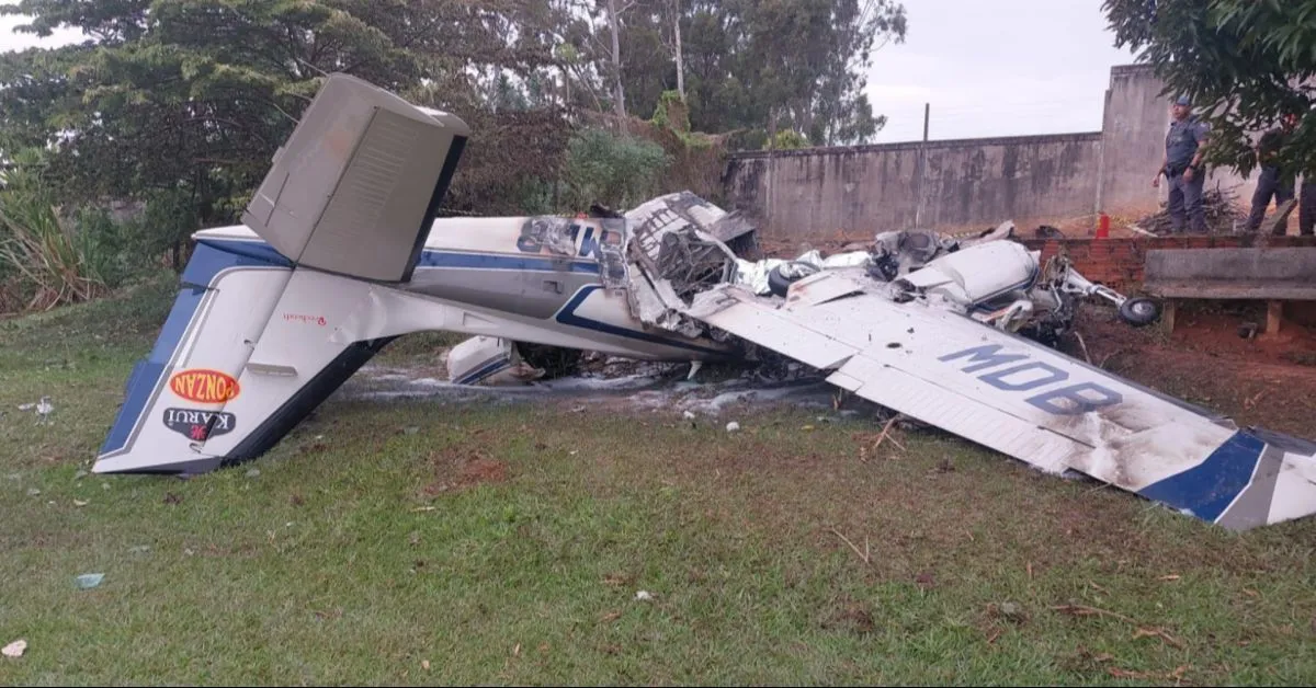 Segundo o corpo de bombeiros, um terceiro ocupante da aeronave sobreviveu.