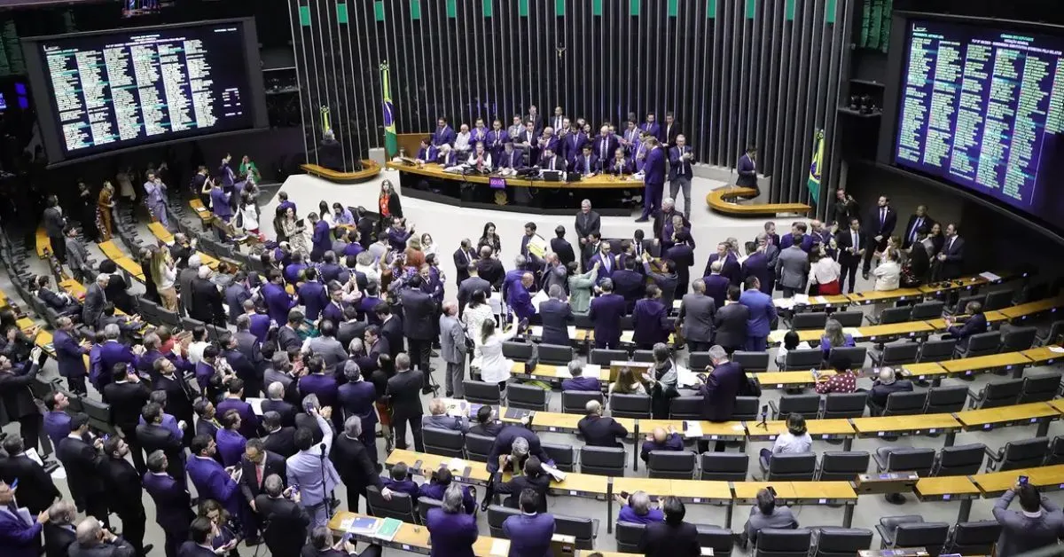 Os deputados devem retornar aos debates da câmara no próximo dia 29.