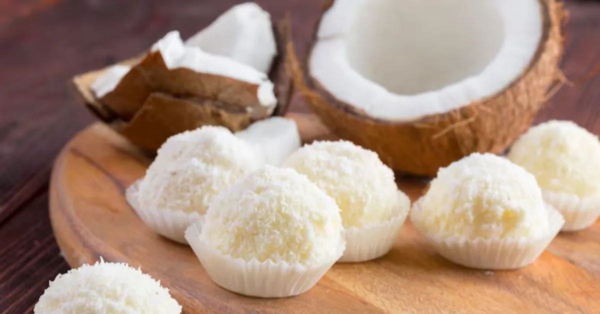 A receita é preparada com apenas três ingredientes principais: ovo, leite de coco e adoçante culinário.