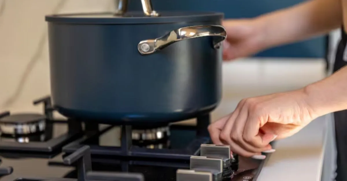 Muitas vezes a sujeira fica acumulada em botões do fogão, deixando a cozinha engordurada.