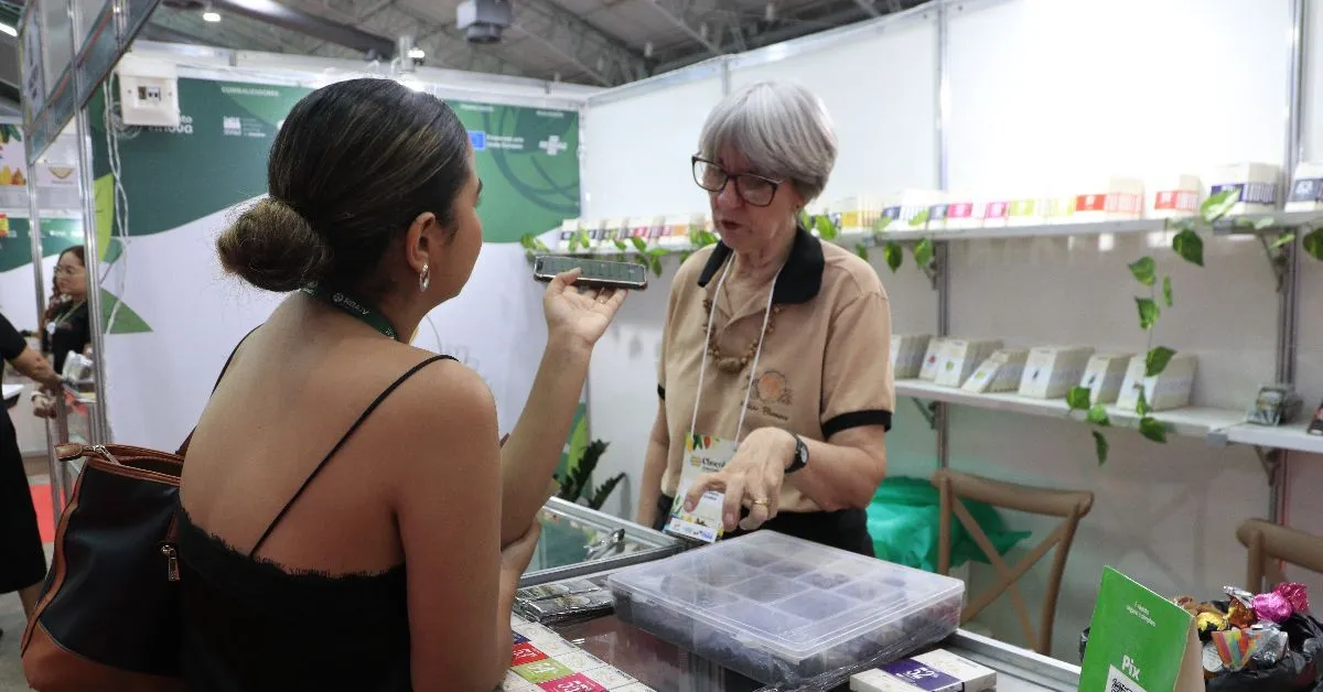 A história de dona Verônica Preuss começa longe do cheiro do cacau e do sabor intenso do chocolate.