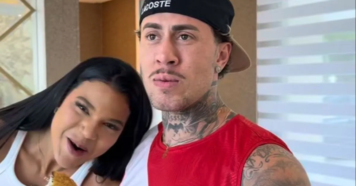 Cantor aparece comendo peixe com açaí