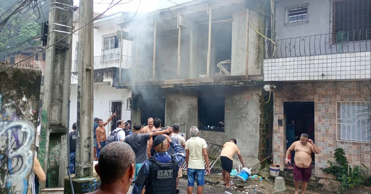 Equipes do Corpo de Bombeiros foram acionadas e controlaram as chamas.