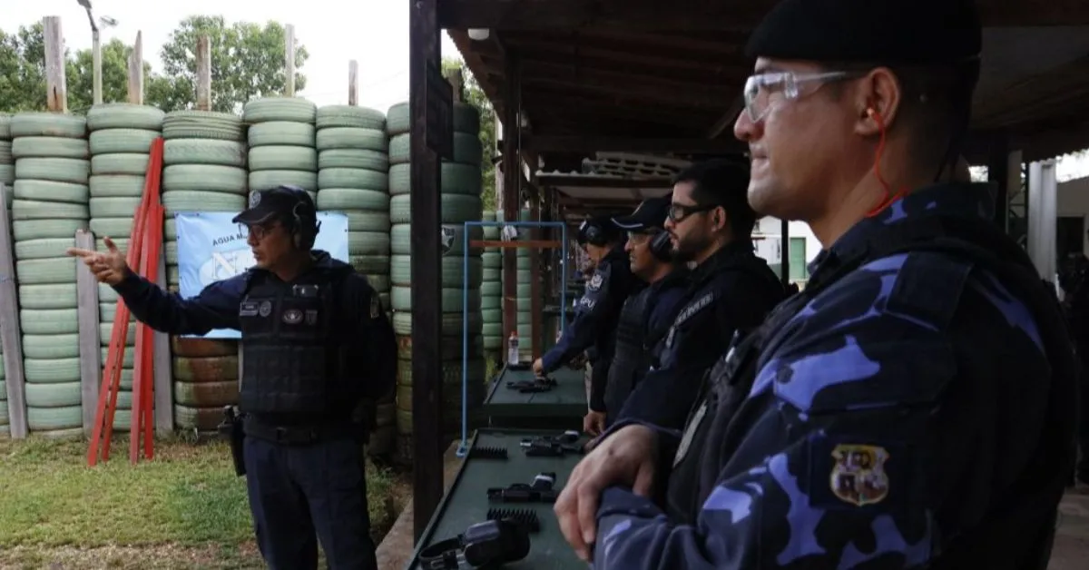 Guardas municipais participam de treinamento prático de tiro durante capacitação para uso do novo armamento calibre ponto 40 em Benevides.