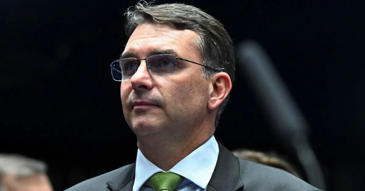Flávio Bolsonaro registrou queda nas intenções de voto após divulgação de áudio envolvendo pedido de apoio financeiro a banqueiro para produção de filme sobre Jair Bolsonaro.