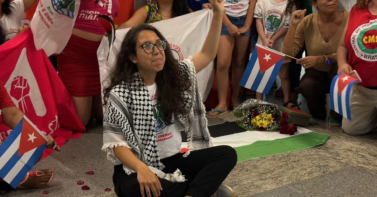 Ativista paraense chega em Belém após sequestro durante missão rumo à Faixa de Gaza.