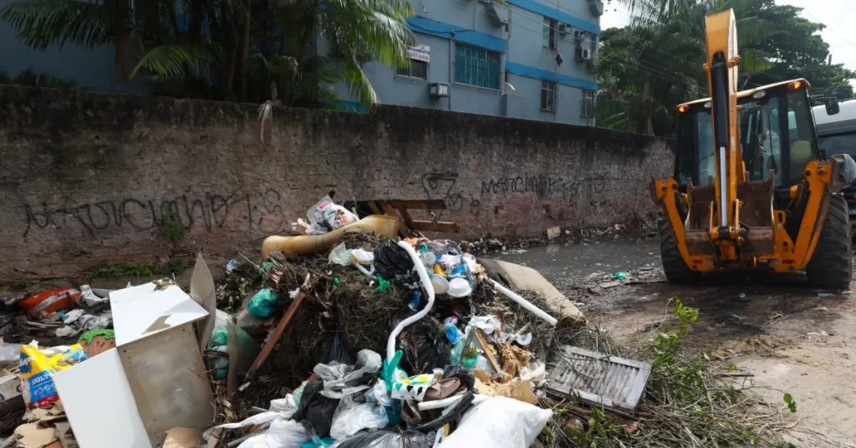 Operação de limpeza da Prefeitura de Belém busca eliminar pontos de descarte irregular de lixo e revitalizar áreas urbanas da capital.