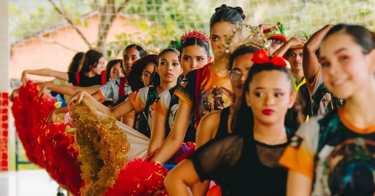 Integrantes do espetáculo “Senzala – Vozes de Liberdade” durante apresentação que une dança, teatro e música para retratar a resistência e a luta pela liberdade do povo negro no Brasil.