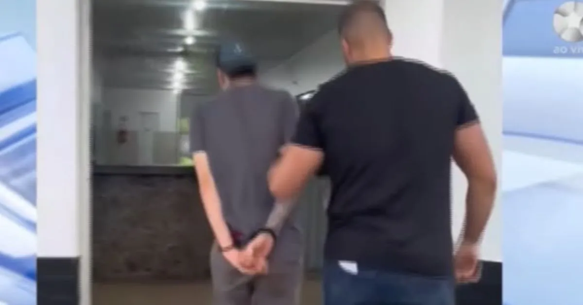 Homem foi preso em flagrante no distrito de Quatro Bocas, em Tomé-Açu, após ameaçar a ex-companheira e deixar marcas de sangue na janela da casa da vítima.