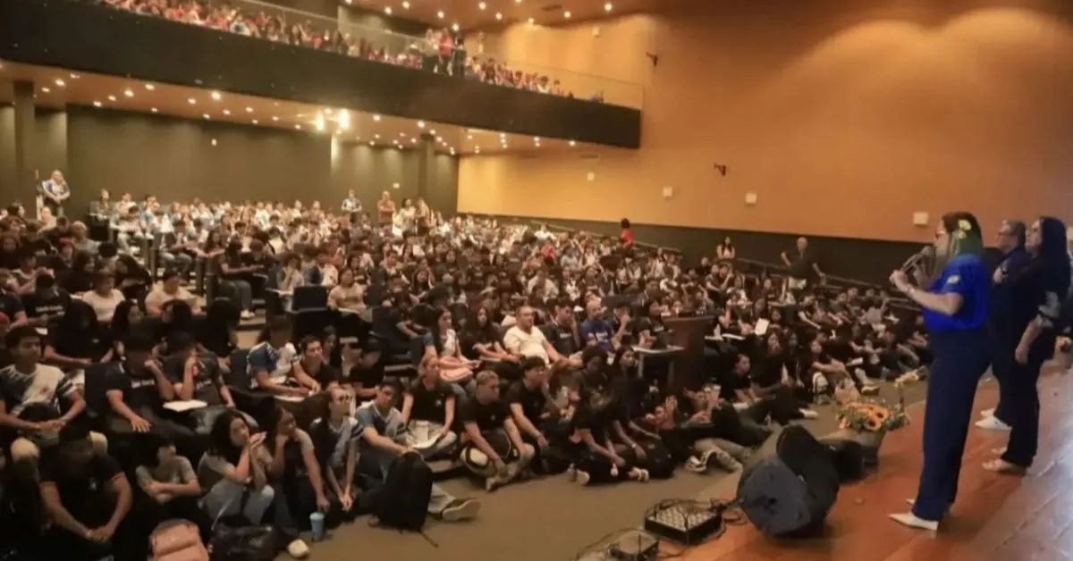 Mais de 400 estudantes do ensino médio e da EJA participaram do aulão do projeto Ativa Enem, realizado na sede da Seduc, em Belém.
