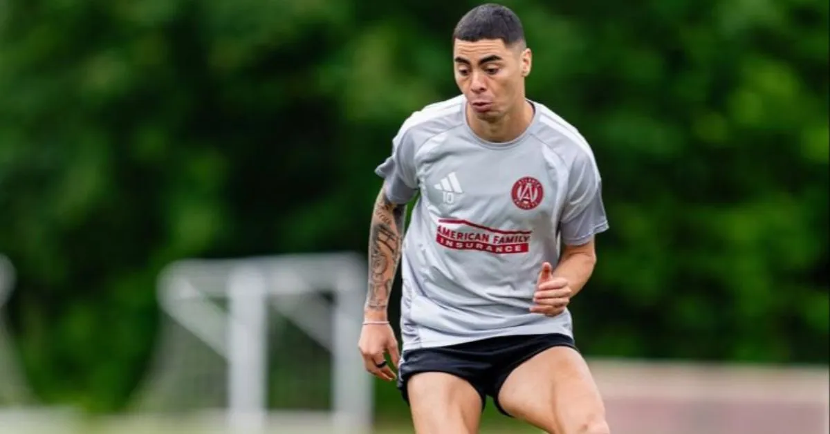 Miguel Almirón deixa o campo emocionado após ser expulso durante partida entre Paraguai e Turquia.