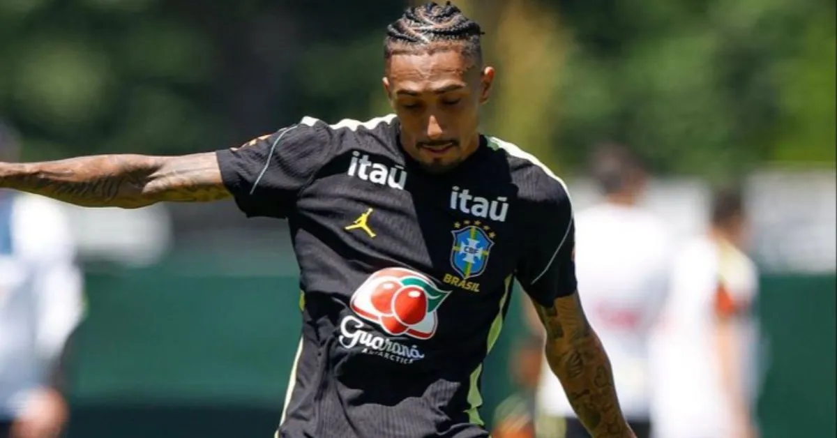 Raphinha deixa o gramado com dores na coxa direita durante jogo da Seleção Brasileira na Copa do Mundo.