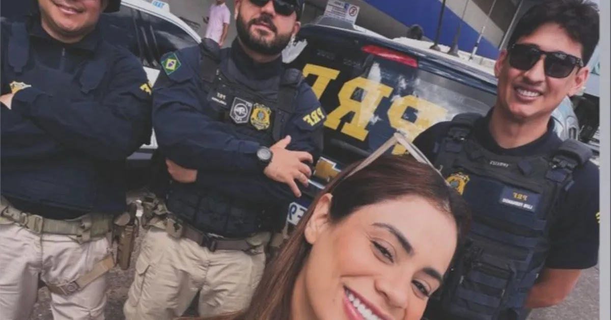Lexa posa com agentes da PRF após ser auxiliada em rodovia; cantora foi levada ao aeroporto depois de van quebrar.