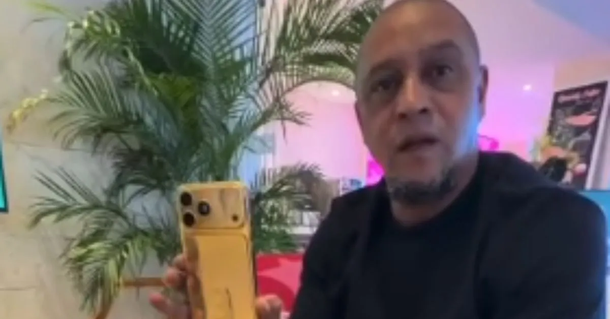 O iPhone dourado usado por Roberto Carlos durante o jogo entre Brasil e Escócia chamou atenção nas redes e levantou especulações sobre uma possível customização de luxo.