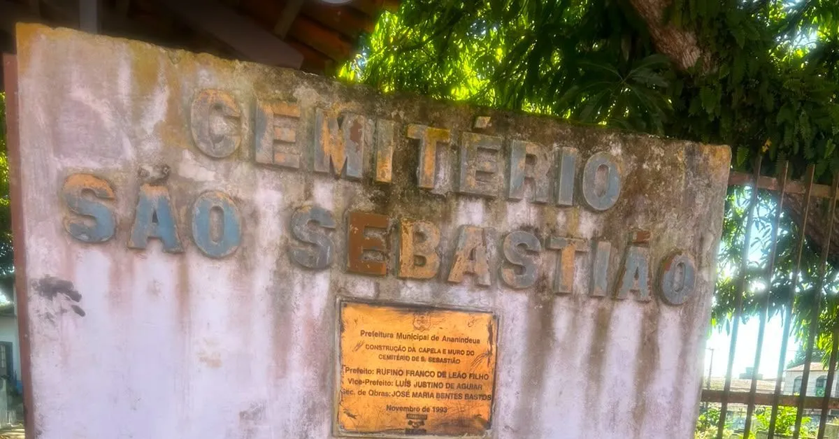 Imagens mostram mato alto, lixo acumulado e túmulos tomados pela vegetação no Cemitério São Sebastião, em Ananindeua.