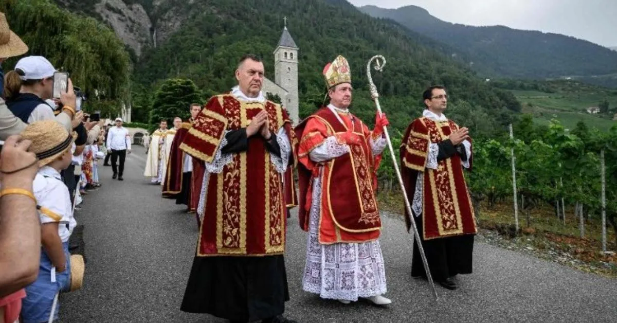 Vaticano classificou como cismática a ordenação de quatro bispos sem autorização do papa e decretou a excomunhão dos envolvidos.