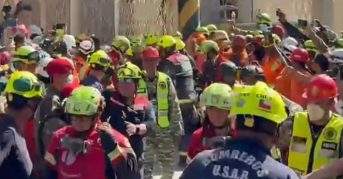 Equipes de resgate retiraram Hernán Gil Flores dos escombros após oito dias de buscas na cidade de La Guaira, uma das mais afetadas pelos terremotos.