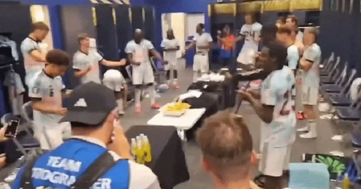 Jogadores da Bélgica reproduziram a "dancinha do Trump" no gramado e no vestiário após a classificação para a próxima fase