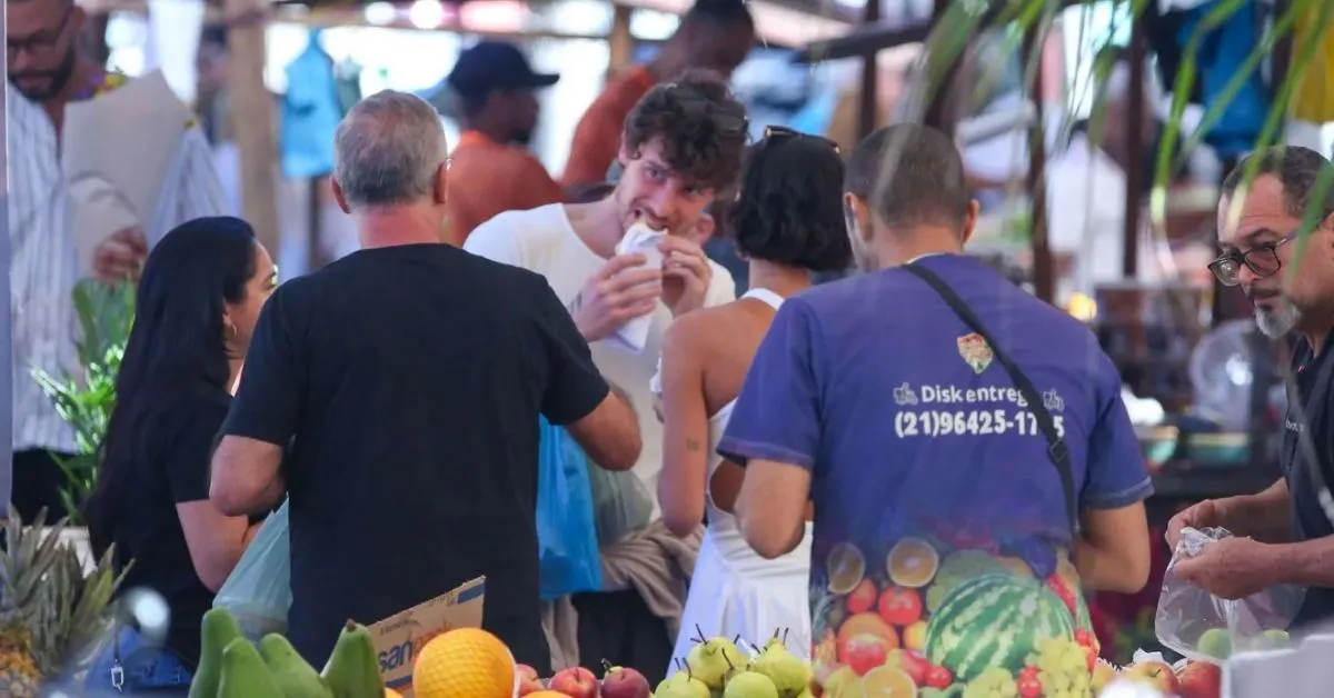 Shawn Mendes e Bruna Marquezine foram flagrados durante passeio em uma feira na Zona Sul do Rio.