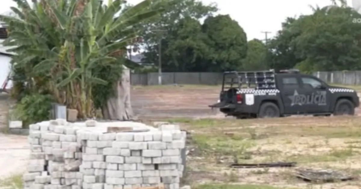 Área de posto de combustível foi isolada pela Polícia Militar após material com características de explosivo ser encontrado no local.