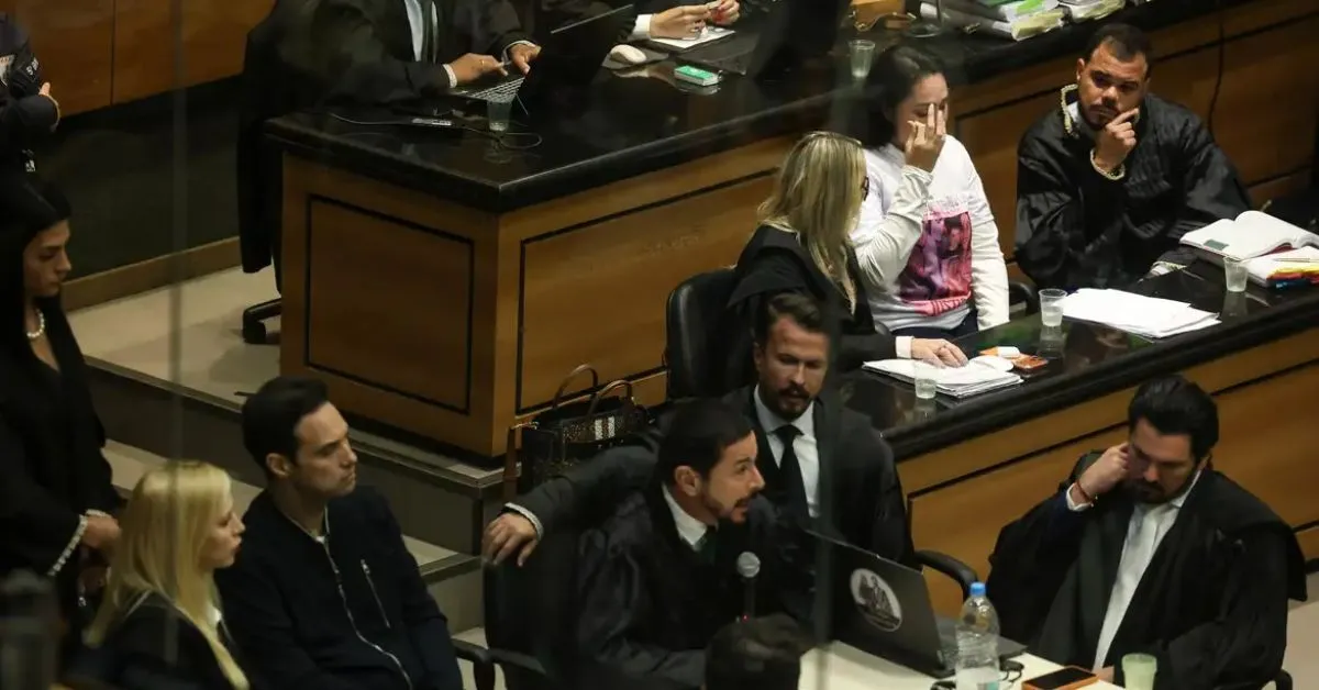 O Tribunal do Júri começou a ouvir as testemunhas de defesa dos réus no sábado (30) e continua neste domingo. A sessão deve se estender por toda a semana.